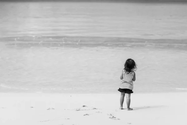 Greyscale Back View Little Thai Girl Standing Coast Sea — Stock Photo, Image