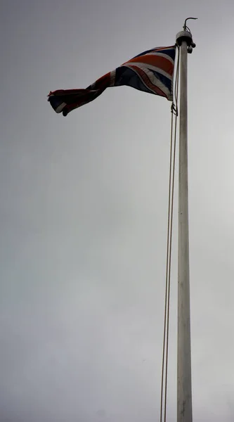 Pionowe Niskie Ujęcie Machającej Flagi Anglii — Zdjęcie stockowe