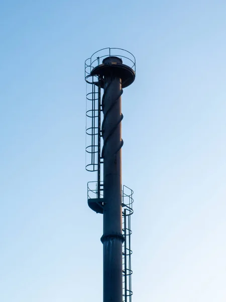 Una Torre Metallo Con Scale Sfondo Cielo Blu — Foto Stock