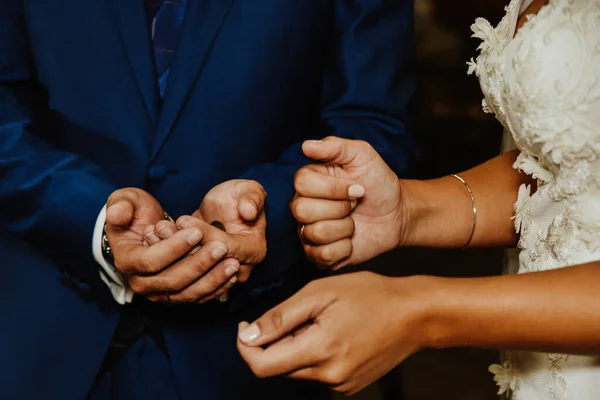 Een Close Shot Van Handen Van Een Bruid Bruidegom — Stockfoto