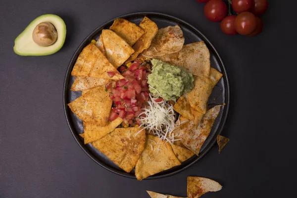 Bovenaanzicht Van Nacho Met Guacamole Saus Gehakte Tomaten Kaas Een — Stockfoto