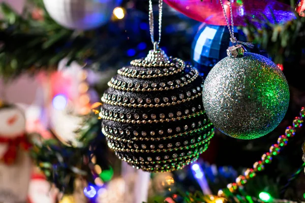 Una Hermosa Decoración Bolas Navidad Luces Árbol Navidad —  Fotos de Stock