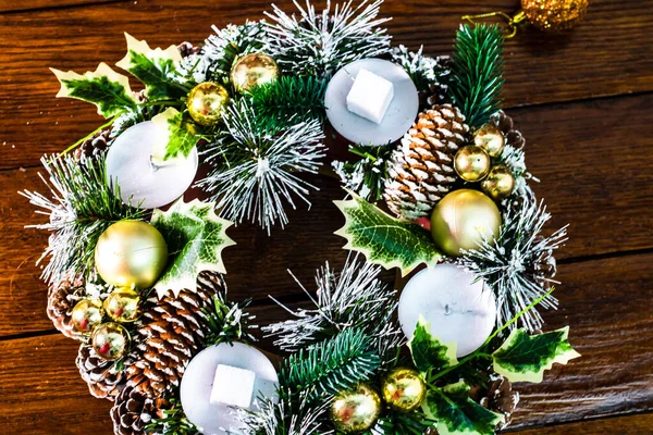Primer Plano Una Corona Navidad Decorativa Sobre Una Superficie Madera —  Fotos de Stock