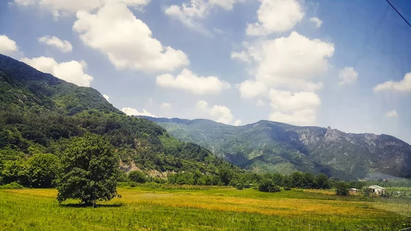 Eine Schöne Ruhige Idyllische Landschaft Mit Feld Wald Und Bergen — Stockfoto