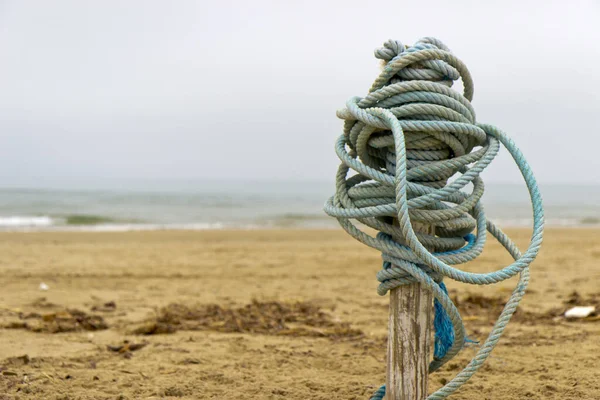 ビーチのポストにロープの束 — ストック写真