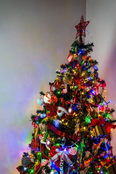 Vertikální Záběr Krásné Vánoční Ozdoby Světla Vánoční Stromeček — Stock fotografie