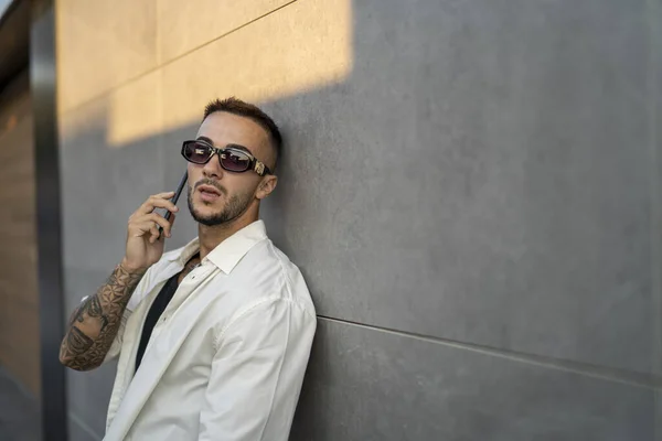 Španělský Vousatý Atraktivní Mladý Muž Stylovém Oblečení Opírající Zeď Mluvící — Stock fotografie