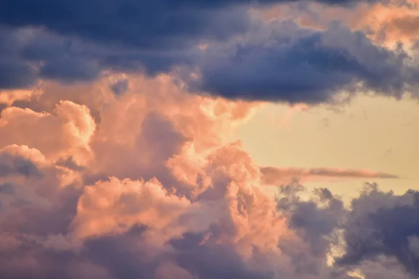 美しい夕日に雲が浮かぶ空の絶景 — ストック写真