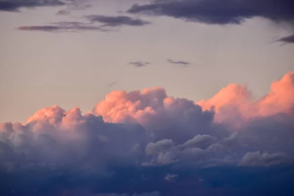 Uma Vista Panorâmica Céu Com Nuvens Belo Pôr Sol — Fotografia de Stock