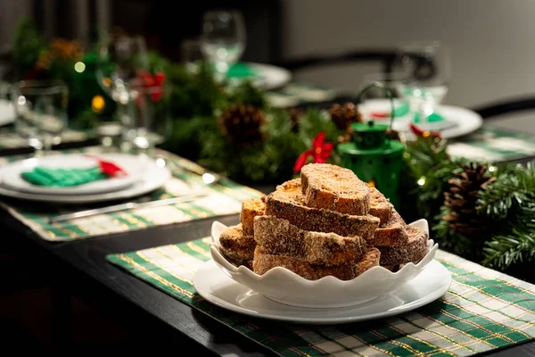 크리스마스 스타일의 테이블에 맛있는 토스트 더미를 클로즈업 — 스톡 사진