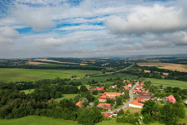 Wspaniały Widok Lotu Ptaka Małe Miasteczko Polsce Otoczone Bujnymi Drzewami — Zdjęcie stockowe