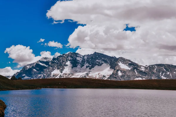 Uma Vista Panorâmica Uma Reserva Natural Com Montanhas Tremendas Lago — Fotografia de Stock