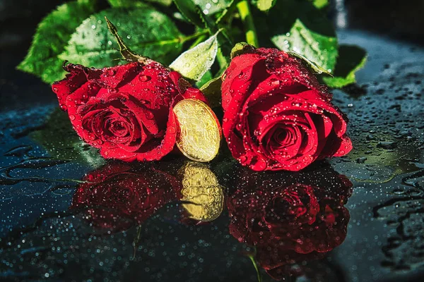 Egy Lövés Két Vörös Rózsa Körülvevő Arany Érme Közepén Tükröződés — Stock Fotó