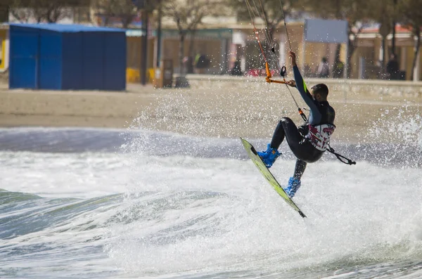 Fuengirola España Febrero 2016 Kitesurfista Aprovechando Las Olas Altas Andalucía —  Fotos de Stock