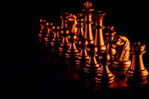 Крупним Планом Знімок Металевих Шахістів Освітлених Яскравим Світлом — стокове фото