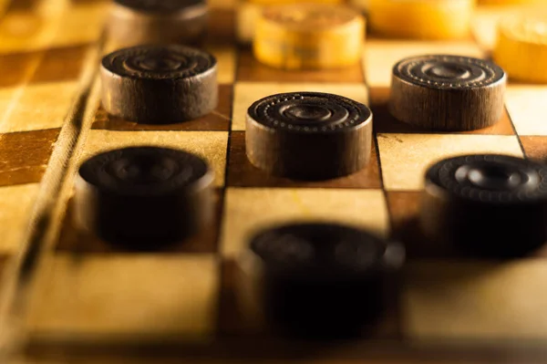 Eine Nahaufnahme Von Einem Schachbrett Und Holzspielsteinen Darauf — Stockfoto