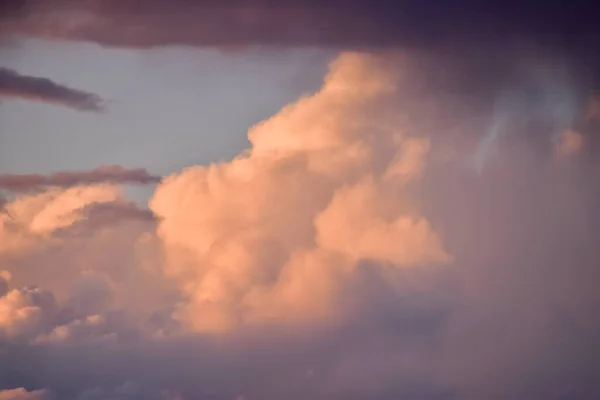 Sebuah Pemandangan Pemandangan Langit Dengan Awan Indah Matahari Terbenam — Stok Foto