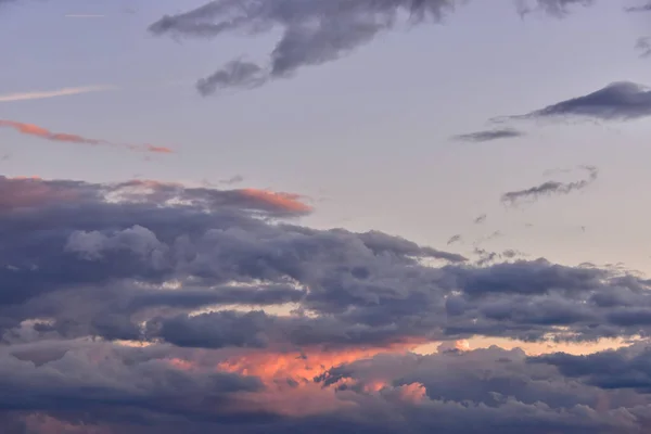美しい夕日に雲が浮かぶ空の絶景 — ストック写真