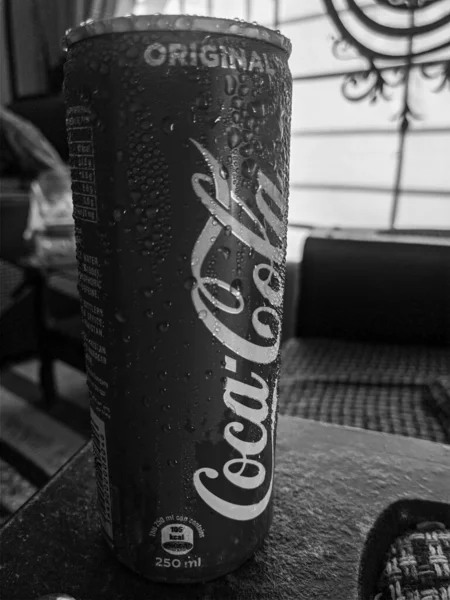 伊斯玛巴德 Pakistan 2021年7月20日 一杯带有水滴的可口可乐单色冷饮 — 图库照片