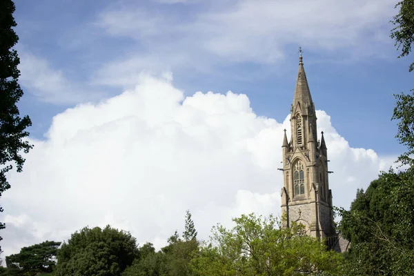 Vakker Utsikt Den Historiske Llandaff Katedralen Mot Den Skyet Blå – stockfoto