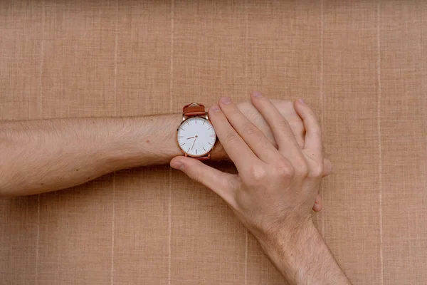 Vue Dessus Une Personne Essayant Une Montre Bracelet Brune — Photo