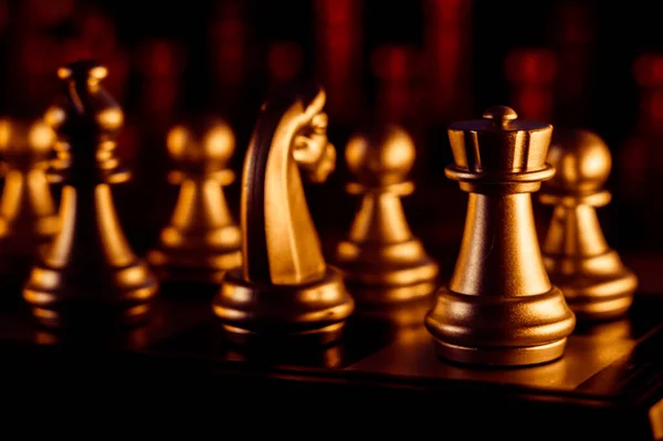 Eine Nahaufnahme Von Schachfiguren Aus Metall Auf Einem Brett Das — Stockfoto