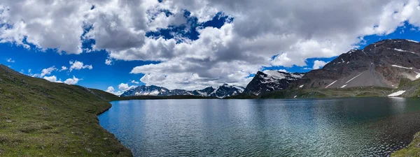 Scenic Panoramic View High Mountains Clean Lake Blue Sky Puffy — Stock Photo, Image