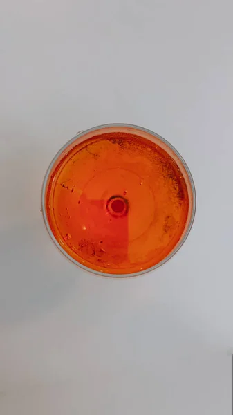 Una Foto Verticale Alto Una Limonata Arancione Nel Bicchiere Una — Foto Stock