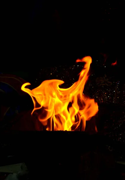 Karanlıktaki Kamp Ateşinin Güzel Manzarası — Stok fotoğraf