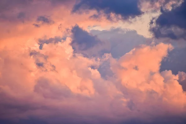 Uma Vista Panorâmica Céu Com Nuvens Belo Pôr Sol — Fotografia de Stock