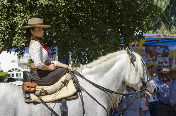 スペインのマラガ 2015年9月22日 カトリックの巡礼で乗馬の伝統的なドレスの女の子 Romeria Virgen Del Rosario — ストック写真