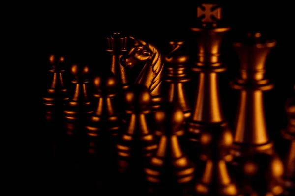 Sebuah Tembakan Closeup Dari Metal Chessmen Diterangi Dengan Cahaya Terang — Stok Foto