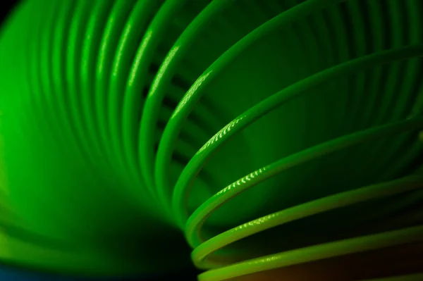 Närbild Bild Bild Slinky Regnbåge Våren Leksak Svart Bakgrund — Stockfoto