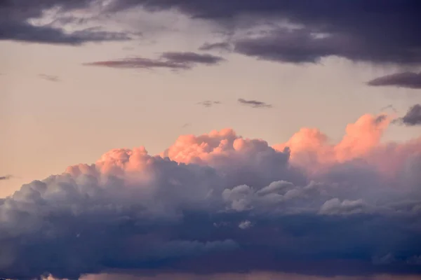 Uma Vista Panorâmica Céu Com Nuvens Pôr Sol — Fotografia de Stock