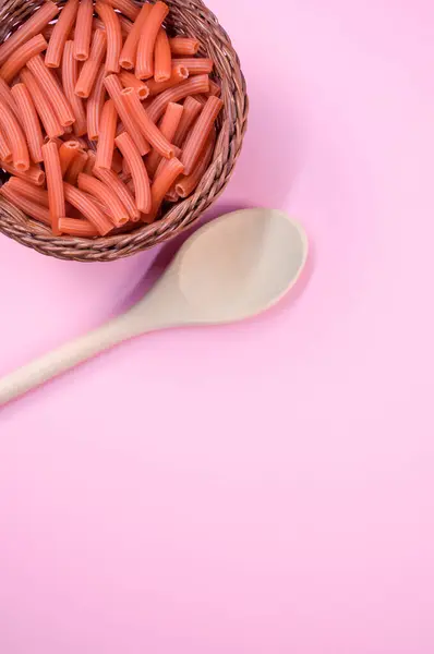 Plan Vertical Macaronis Avec Une Cuillère Sur Fond Rose Clair — Photo