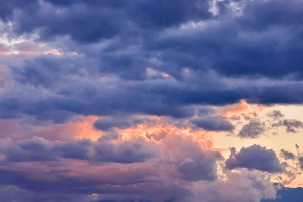 아름다운 석양에 구름이 하늘의 — 스톡 사진