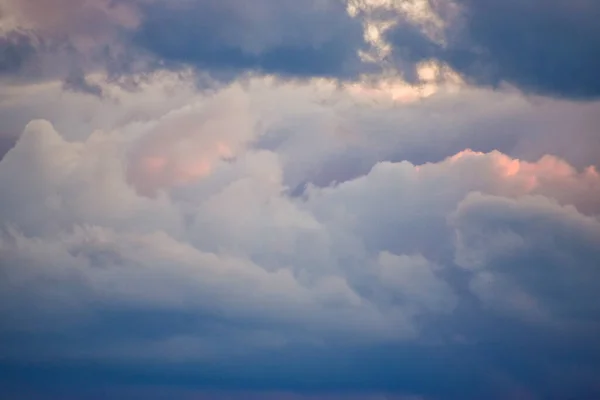 Uma Bela Vista Nuvens Inchadas Como Lãs Algodão Céu Roxo — Fotografia de Stock