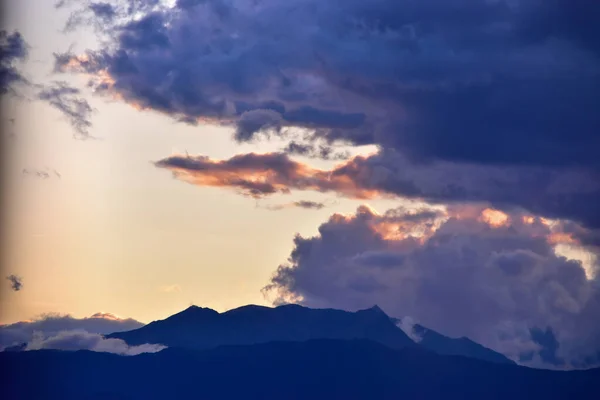 Uma Vista Panorâmica Céu Com Nuvens Belo Pôr Sol — Fotografia de Stock