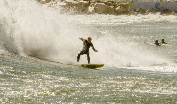 Fuengirola Spanien Februar 2016 Ein Surfer Nutzt Hohe Wellen Andalusien — Stockfoto