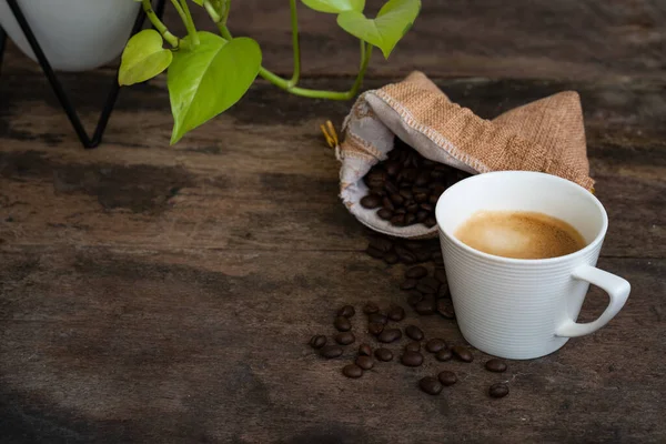 Closeup Shot Cup Coffee Coffee Beans Table — Stock Photo, Image