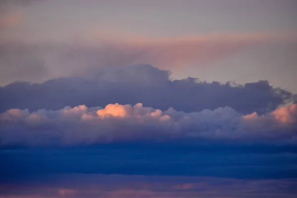Uma Vista Panorâmica Céu Com Nuvens Belo Pôr Sol — Fotografia de Stock