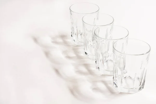 Los Vasos Para Agua Fila Superficie Blanca — Foto de Stock