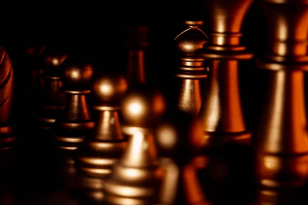 Крупним Планом Знімок Металевих Шахістів Освітлених Яскравим Світлом — стокове фото