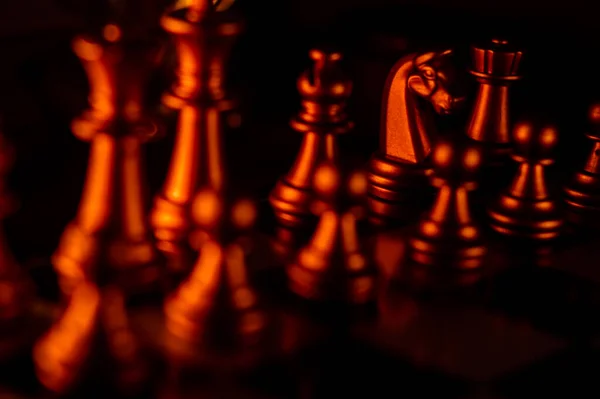 Eine Nahaufnahme Von Schachfiguren Aus Metall Die Mit Knallrotem Licht — Stockfoto