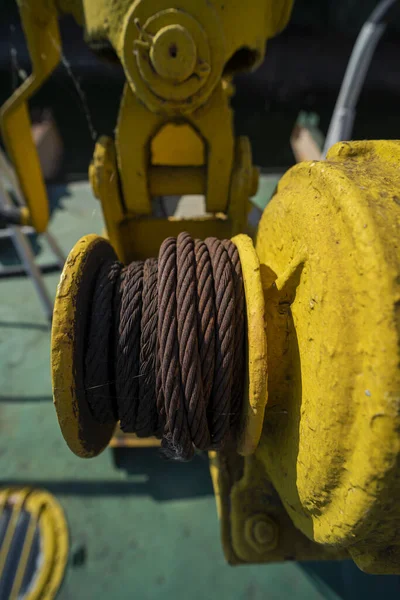 Een Verticaal Close Van Een Metalen Kabel Vastgebonden Aan Een — Stockfoto