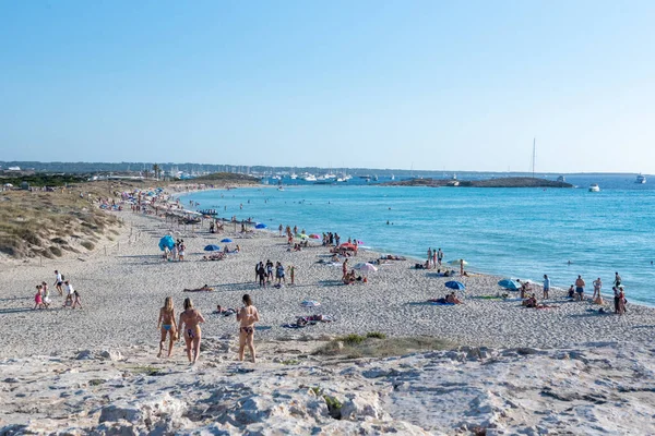 2021年7月28日 Spain 7月28日 塞内特拉 在西班牙福尔门特拉享受西斯 伊尔莱特海滩的人们 — 图库照片