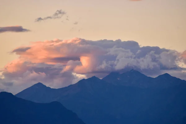 Ein Malerischer Blick Auf Einen Himmel Mit Wolken Und Einer — Stockfoto