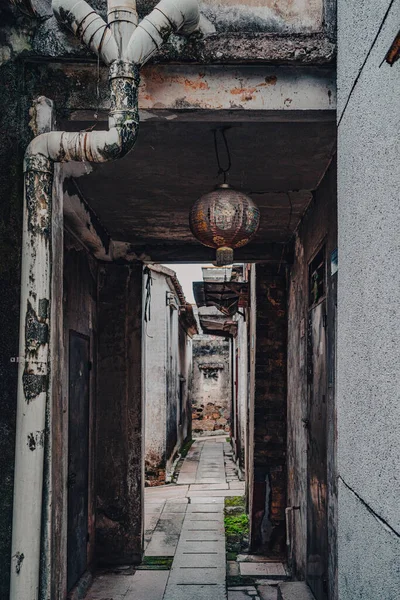 Tiro Vertical Uma Área Residencial Abandonada — Fotografia de Stock