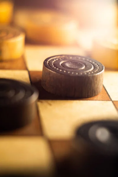 Eine Vertikale Nahaufnahme Eines Schachbretts Und Hölzerne Spielsteine Darauf — Stockfoto