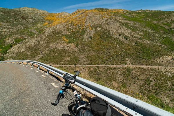 Närbild Skott Cykel Detalj Parkerad Kanten Den Bergiga Kurviga Vägen — Stockfoto